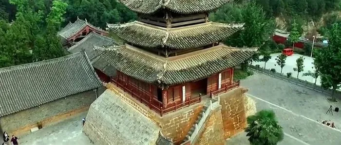Vùng quanh ngôi chùa có nhiều đá Maifan, loại đá có đặc tính giữ nước tốt. Cây cối xung quanh dày đặc và không khí có độ ẩm cao, tạo điều kiện lý tưởng cho việc hình thành mây.