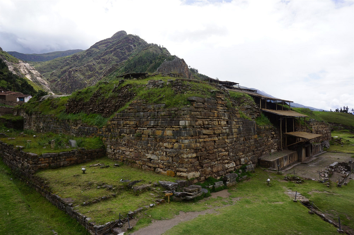 Thần ưng Andes là biểu tượng quan trọng trong văn minh cổ Andean, liên kết với quyền lực và sự thịnh vượng.