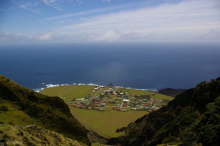 3. Edinburgh of the seven seas, Saint Helena: Đây là vùng đất biệt lập xa xôi nhất trên Trái Đất, cách khu định cư gần nhất của cộng đồng khác là 2.173 km, nằm trên đảo Saint Helena.
