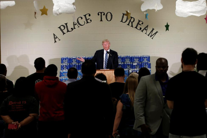 Ông Trump phát biểu trước một nhóm nhỏ trong nhà thờ ở Flint, Michigan.