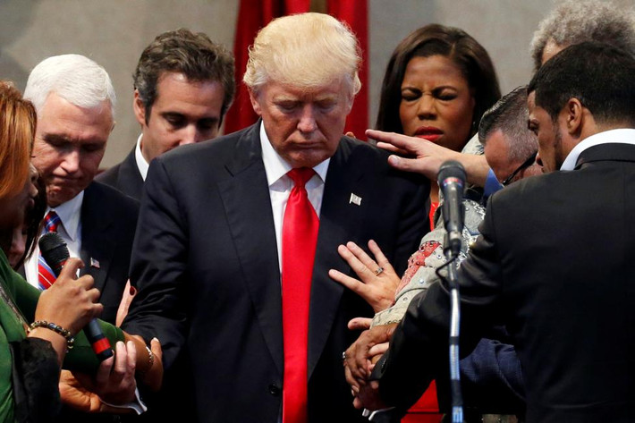 Các thành viên trong đoàn giáo hội đang cầu nguyện cho ông Donald Trump ở một nhà thờ thuộc Cleveland Heights, Ohio.