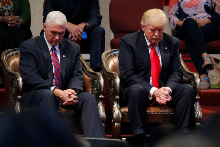 Ông Trump và ứng viên phó tổng thống của đảng Cộng hòa Mike Pence cầu nguyện.