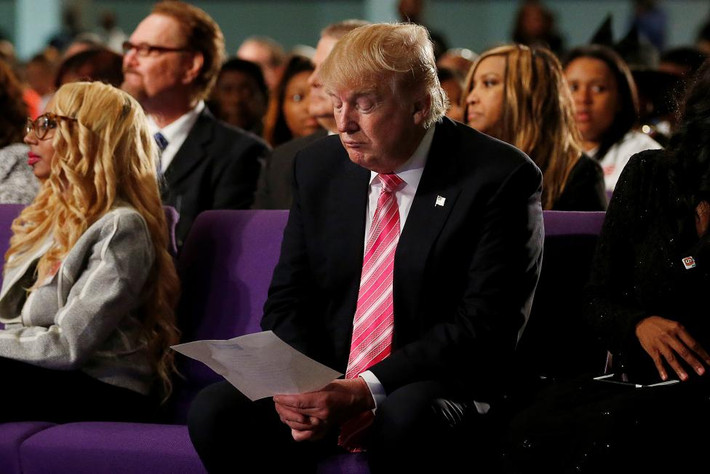 Ông Donald Trump đang xem xét kỹ lưỡng những dòng ghi chú trong lúc dự lễ nhà thờ.