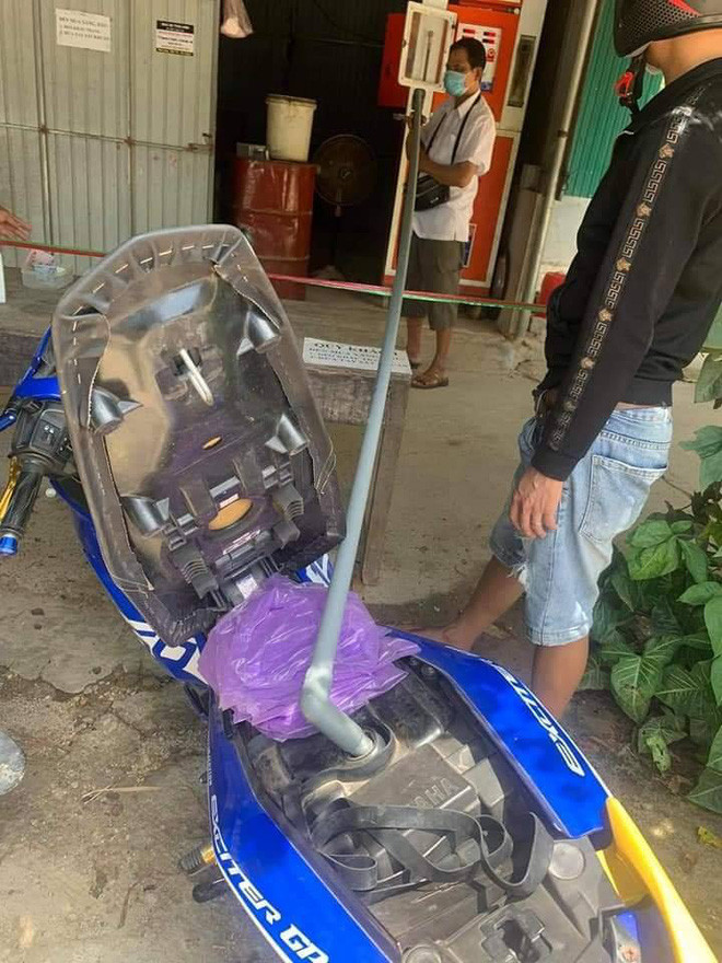 Hình ảnh chủ hàng xăng đã dùng chiếc ống nhựa dài khoảng 3 mét để bơm xăng cho khách từng gây chú ý.