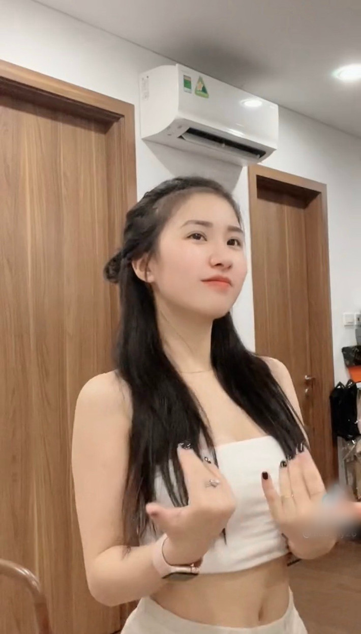 Khoác lên mình trang phục màu trắng cá tính, buộc kiểu tóc đơn giản, gái xinh thu hút sự chú ý từ netizen nhờ vẻ ngoài xinh xắn, làn da trắng bóc, biểu cảm dễ thương và các động tác nhảy dứt khoát.