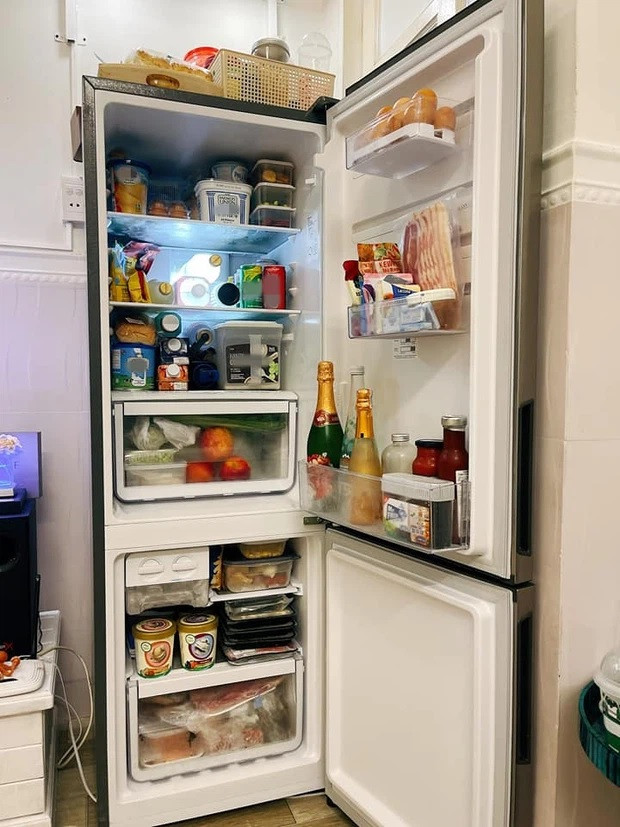 Trước tình hình dịch bệnh có những diễn biến phức tạp, và đây cũng là thời điểm TP HCM giãn cách xã hội, trên MXH thời gian này netizen đã thi nhau chia sẻ loạt hình ảnh về chiếc tủ lạnh đầy ắp thực phẩm dự trữ. Ảnh: Facebook