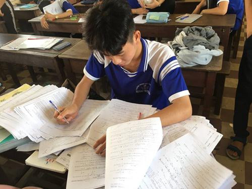 Hình ảnh nam sinh đang ôn bài, tài liệu chất lên cả đống từng gây chú ý trên MXH.