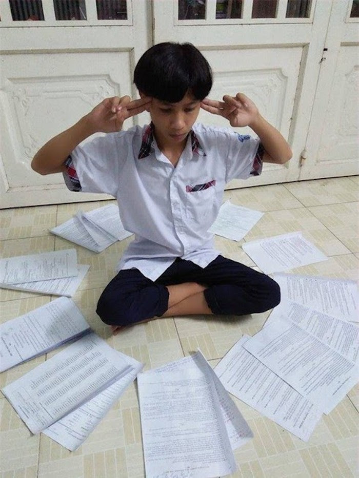 Cậu học sinh luyện công với mong muốn kiến thức tự nhảy vào đầu.