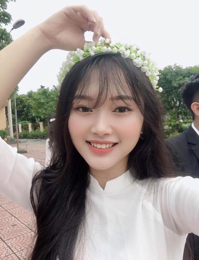 Trong kỳ thi tốt nghiệp THPT 2020, nữ sinh Ngô Thu Hường đã đạt tới 3 điểm 10 ở các môn: Lịch sử, Địa lý, Giáo dục Công dân. Với thành tích đáng ngưỡng mộ đó, Hường trở thành cái tên gây chú ý trên MXH.