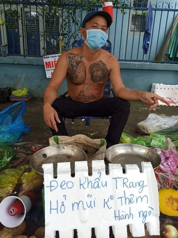 Hình ảnh người đàn ông xăm trổ bán hàng được cư dân mạng ở khắp nơi chia sẻ rầm rộ bởi sự hài hước. Được biết, anh Minh bán rau ở ngã tư bồn nước, gần khu công nghiệp Biên Hòa 1 (Đồng Nai). Ảnh: Tổng hợp