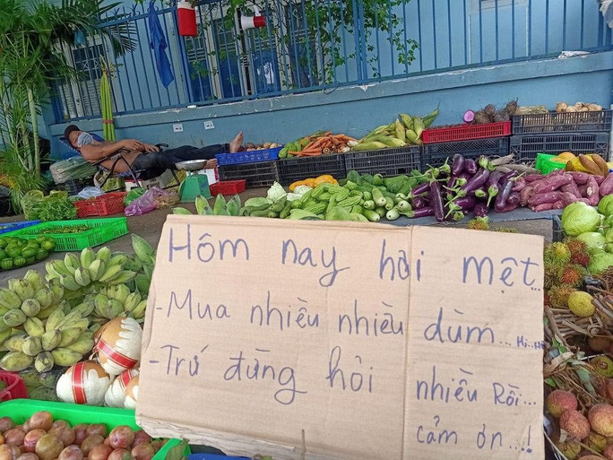 Cộng đồng mạng thời gian qua chia sẻ nhiều hình ảnh về sạp rau củ quả của người đàn ông có tên Minh Râu.