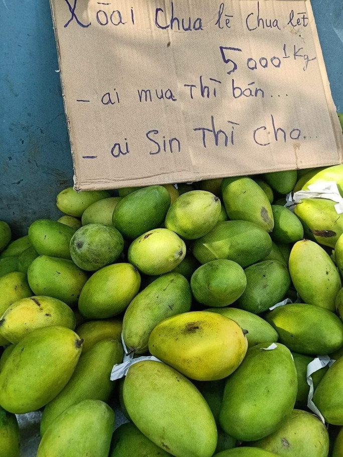 Những hình ảnh người dân Việt Nam giúp đỡ, động viên nhau trong mùa dịch COVID-19 xuất hiện khá nhiều ở thời điểm này. Khoảnh khắc đó khiến đông đảo dư luận không khỏi xúc động.