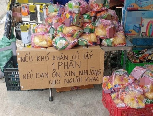 Hình ảnh tấm biển đáng yêu này nhanh chóng nhận về hàng ngàn lượt chia sẻ trên mạng xã hội, nó gần như đã lan tỏa năng lượng tích cực đến mọi người, nhất là những người dân vùng tâm dịch.
