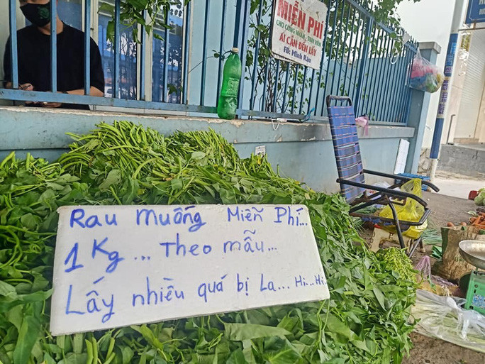Anh được nhiều người biết đến bởi những bảng rao giá rau củ quả vừa vui nhộn vừa đậm nghĩa tình như "Xoài chua lè chua lét 5.000 (đồng)/ kg, ai mua thì bán, ai sin (xin) thì cho", "Rau muống miễn phí... 1kg theo mẫu... Lấy nhiều quá bị la, hihi",...