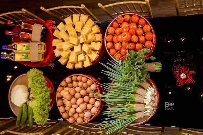 Vẫn biết trước giờ những tráp đám hỏi của nhà trai luôn đầy đủ rượu, chè, bánh mắt, trái cây, trầu cau, bánh su sê các loại. Nhưng trong mùa dịch COVID-19, đây mới là những thứ mà nhà gái mong muốn.