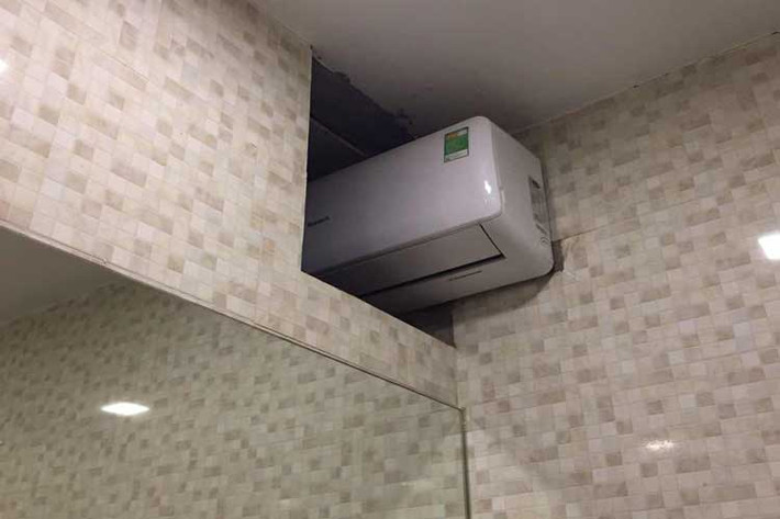 Có nhà thì lắp điều hòa 1 chiếc xuyên qua 2 phòng là để tiết kiệm công làm mát, có nhà thì vì chật hẹp. Ảnh: Facebook