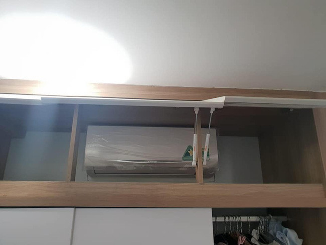 Có lẽ vì sợ điều hòa bị bám bụi nên chủ nhà đã lắp nó luôn ngay trong tủ quần áo. Ảnh: Facebook