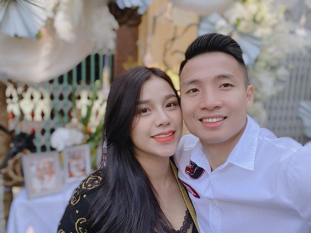 Trải qua không ít sóng gió, cả hai đã làm đám hỏi vào tháng 6/2019 và "về chung một nhà" sau đám cưới hoành tráng hồi tháng 1 vừa qua.