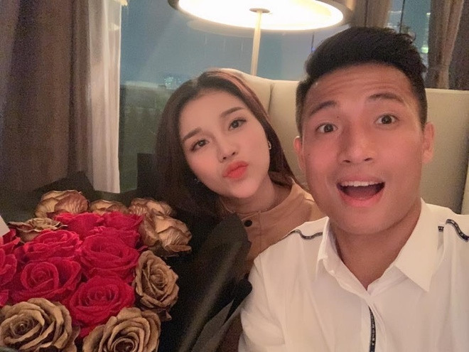 Một trong những cặp đôi cầu thủ - WAGs nổi tiếng của làng bóng Việt đi đầu trong khoản viên mãn có thể kể đến chính là trung vệ Bùi Tiến Dũng và bà xã Khánh Linh.