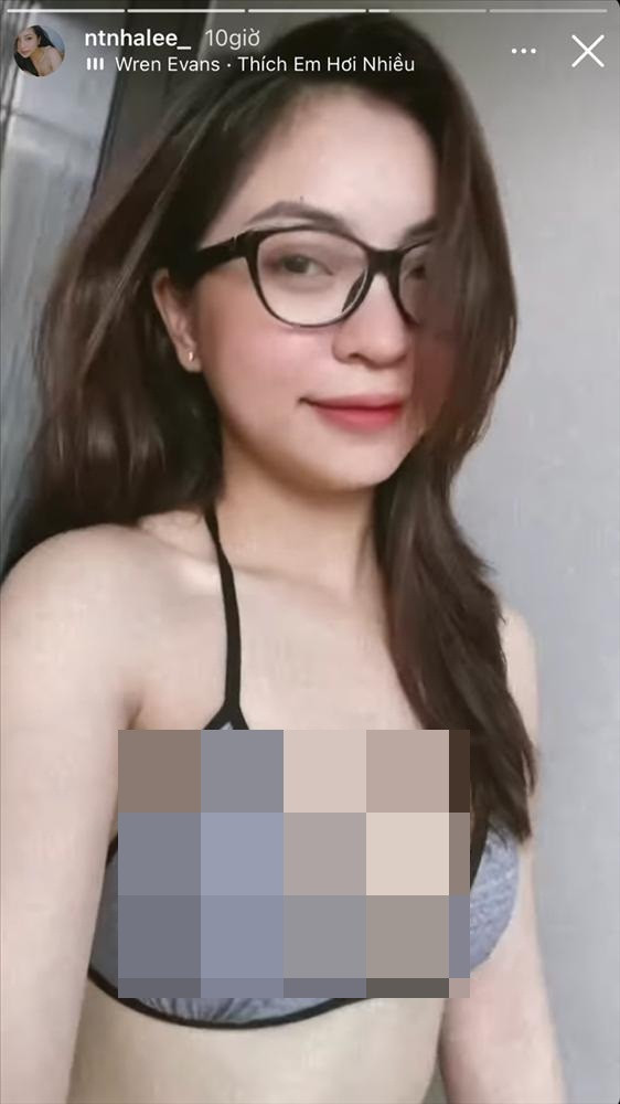 Dù tung ảnh với phong cách hững hờ, không show trọn vóc dáng nhưng thế này cũng đủ để nhiều người phải xuýt xoa về vóc dáng.
