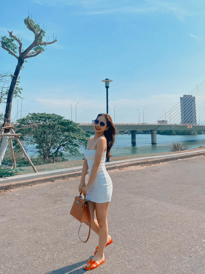 Trên trang cá nhân, cô thường xuyên chia sẻ những bức hình quyến rũ với tâm trạng vui vẻ, yêu đời.