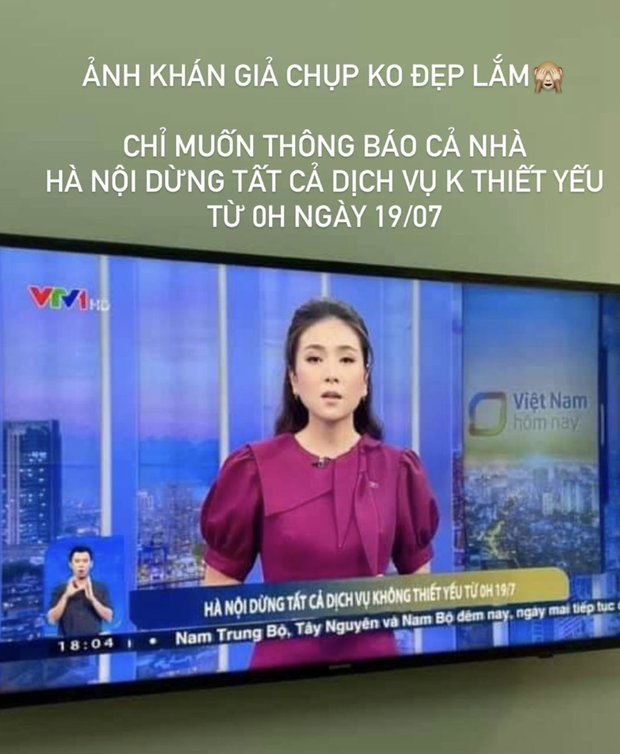 Cũng như mọi lần, Mai Ngọc hào hứng chia sẻ bức ảnh do khán giả chụp. Khoảnh khắc ghi lại nữ MC đang dẫn bản tin Thời Sự về tình hình dịch bệnh COVID-19.