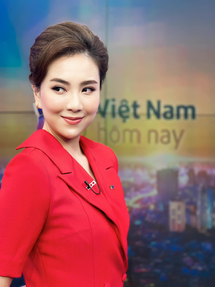 Mỗi lần lên sóng, MC Mai Ngọc luôn là nhân vật gây chú ý đến khán giả. Vậy nên, chuyện Mai Ngọc được khán giả chụp ảnh lại khi đang lên sóng thường xuyên như cơm bữa.