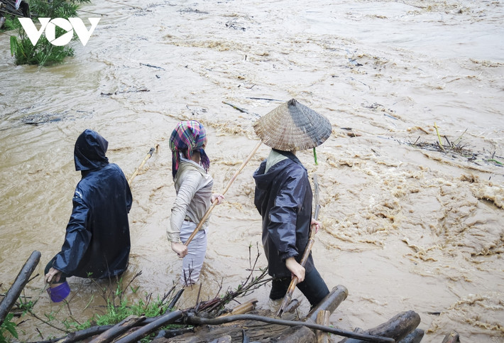 Không riêng trên suối Nậm Mức, tình trạng người dân đánh bắt cá tôm, vớt củi trong suối lũ cũng diễn ra trên địa bàn các xã Núa Ngam, Pa Thơm (huyện Điện Biên).