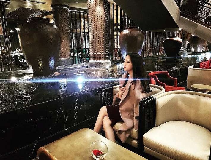 Ngoài ra, cô nàng cũng là tín đồ hàng hiệu, ăn mặc sang chảnh.