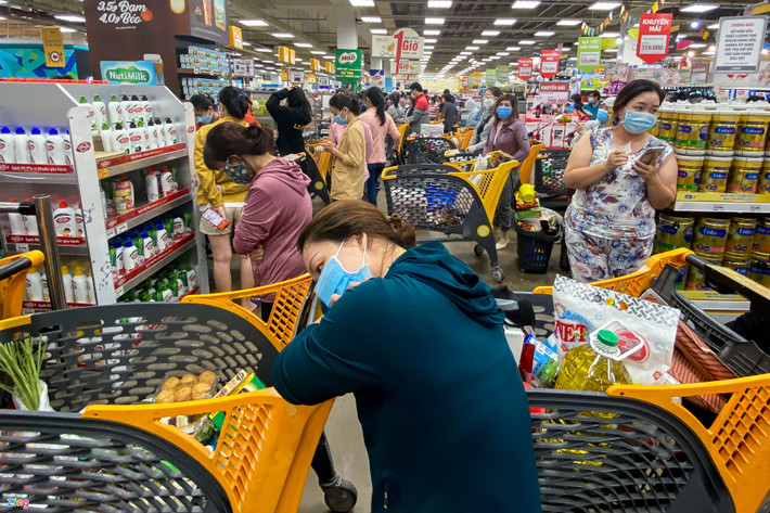 36 quầy thanh toán của siêu thị Emart hoạt động hết công suất nhưng không đủ phục vụ lượng khách hàng tăng đột biến. Nhiều người mệt mỏi, ngủ gục trên xe đẩy.