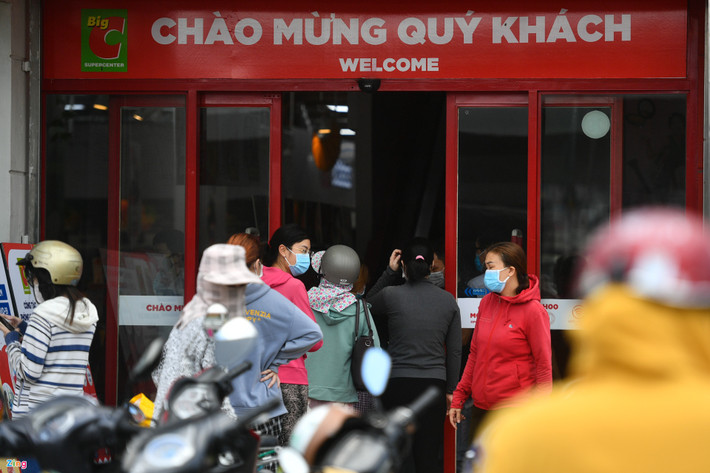Tình trạng đông đúc cũng xảy ra tại siêu thị Big C Gò Vấp. Theo quản lý siêu thị cho biết, sáng 7/7, cơ sở này đón lượng khách gấp đôi so với những ngày trước, đỉnh điểm là tối ngày 6/7, siêu thị phải dừng tiếp nhận khách do quá đông.
