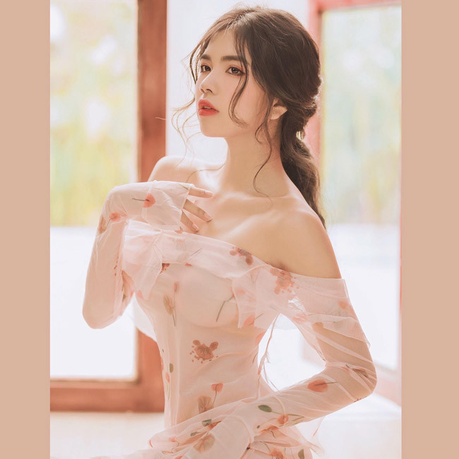 Bên cạnh đó, Quỳnh Mai còn có khả năng hát hay nhảy đẹp. Những video clip cover của Quỳnh Mai tại channel Youtube cá nhân đạt hàng nghìn view và những bình luận tích cực. Ảnh: FBNV