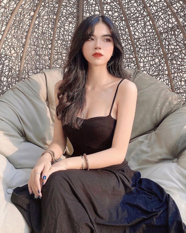 Phong cách thời trang gợi cảm hết nấc cũng là lý do góp phần tạo nên nickname của Mai Dora.
