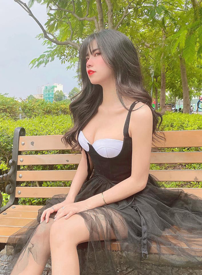 Năm nay 26 tuổi nhưng nữ streamer vẫn sở hữu vẻ ngoài xinh xắn, đáng yêu và trẻ trung hơn hẳn tuổi thật.