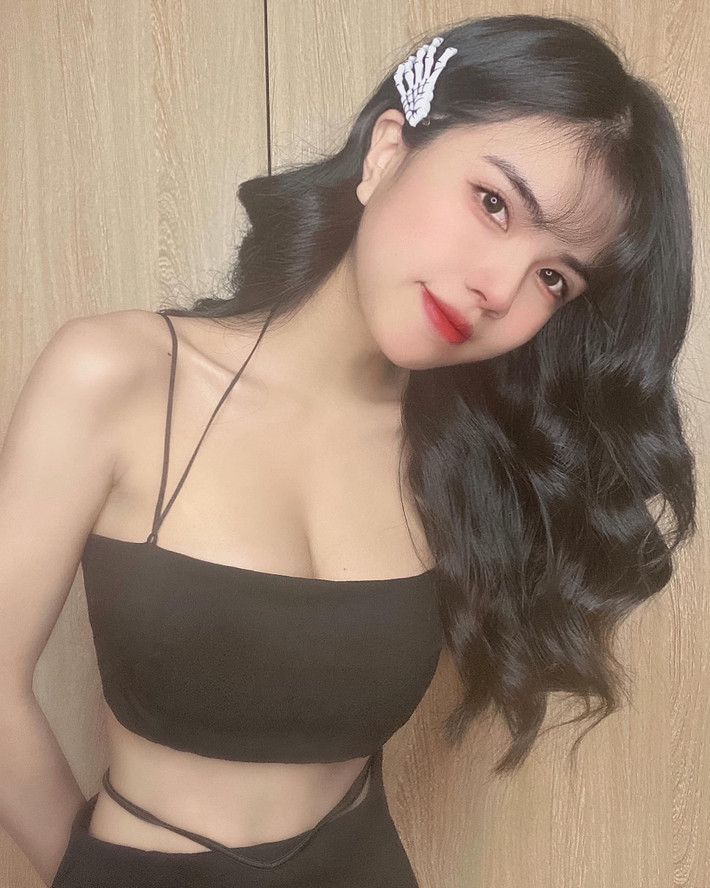 Mai Dora tên thật là Trương Vũ Quỳnh Mai, sinh năm 1995, quê Đà Lạt. Quỳnh Mai là nữ streamer mới nổi gây chú ý trên MXH nhờ sở hữu thân hình quyến rũ.