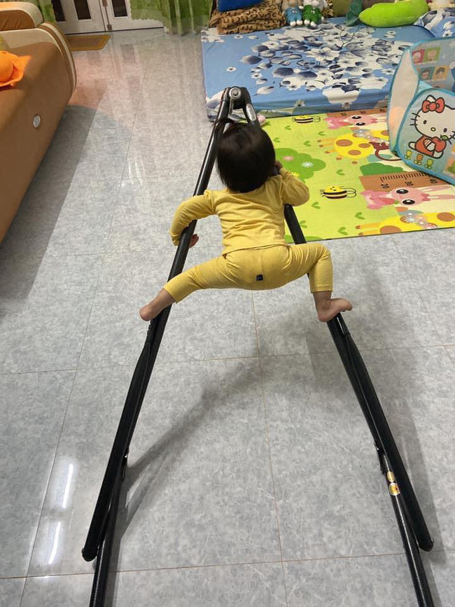 Nhiều mẹ còn không ngại đăng tải những hình ảnh "bóc phốt" con gái, minh chứng rõ ràng rằng các nàng không hề thùy mị mà trái lại còn nghịch ngợm không thua kém các bé trai.