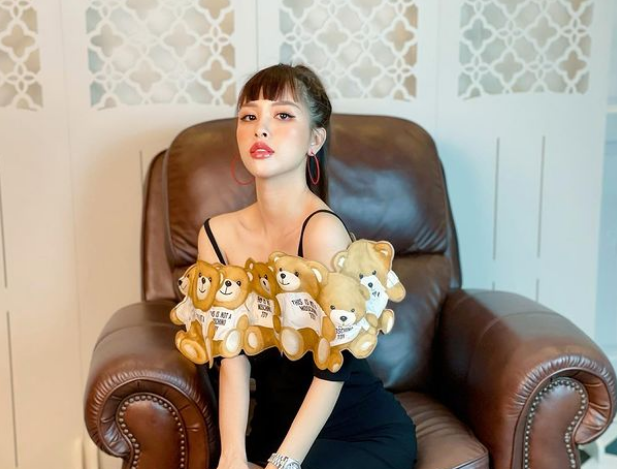 Cô nàng không ngại khoe vóc dáng nóng bỏng trong các bộ cánh được thiết kế ôm sát cơ thể.