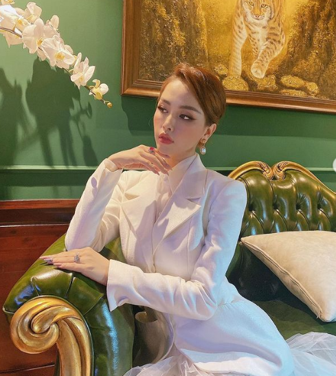 Cô từng được vinh danh “Á khôi 3” của cuộc thi Duyên dáng doanh nhân vào năm 2016. Giữa năm 2017, Trang Pilla lên xe hoa với Thế Bảo, anh trai ca sĩ Bảo Thy. Ảnh: FBNV