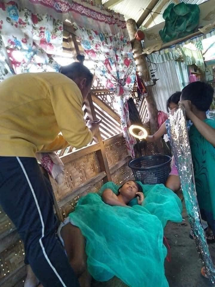 Được biết, nhóm bạn này là người Thái Lan, dù cho phía hậu trường chụp ảnh "sống ảo" của mỗi bức hình đều ngổn ngang vật dụng thế nhưng đều được "nhiếp ảnh gia" tận dụng một cách triệt để và vô cùng hữu hiệu.