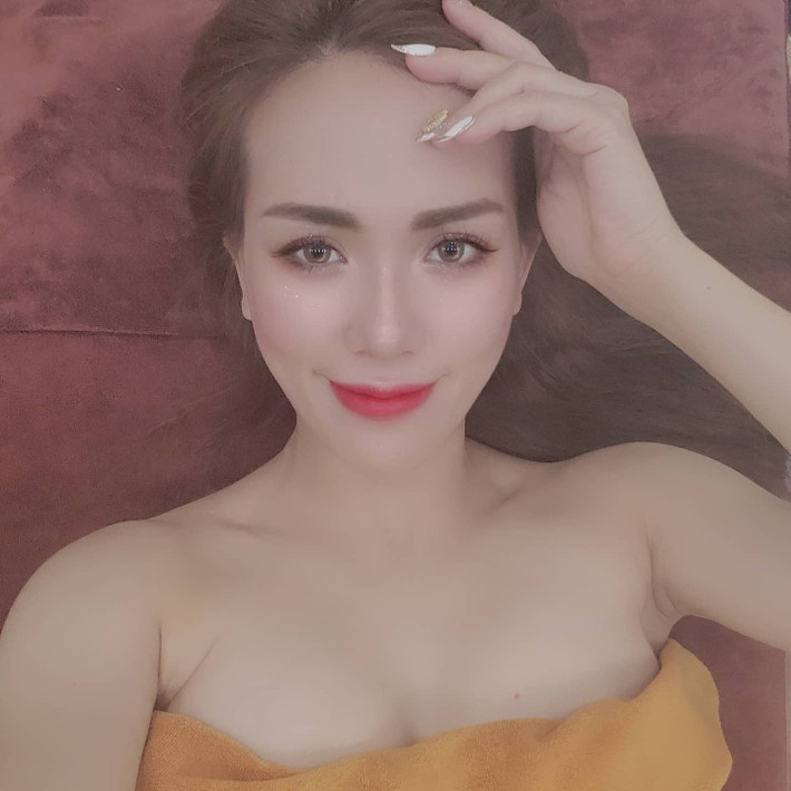 Bà mẹ hai con khiến không ít người ngưỡng mộ bởi nhan sắc và vóc dáng thon gọn, xinh đẹp.