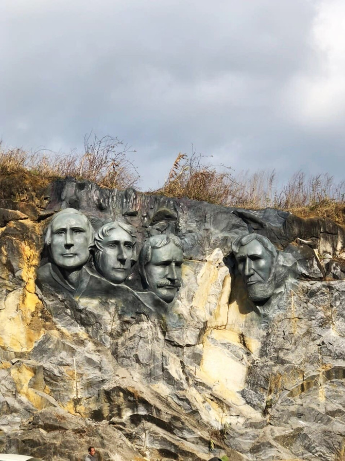 Hình ảnh Núi Rushmore với hình ảnh 4 vị tổng thống Mỹ cũng đã đặt chân đến Việt Nam. Tuy nhiên, những bức tượng này cũng không được giống hàng thật cho lắm. Ảnh: Facebook