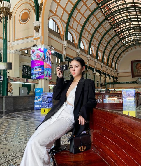 Được biết Diệu Linh từng đi du học ở Anh từ năm 15 tuổi, sau đó cô về nước và thành sinh viên trường "con nhà giàu" RMIT.