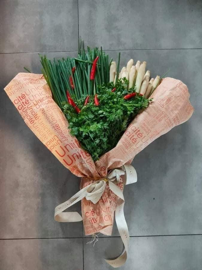 Những bó hoa độc đáo này được kết hợp từ các loại rau, củ, quả với nhiều hình dáng và màu sắc khác nhau.