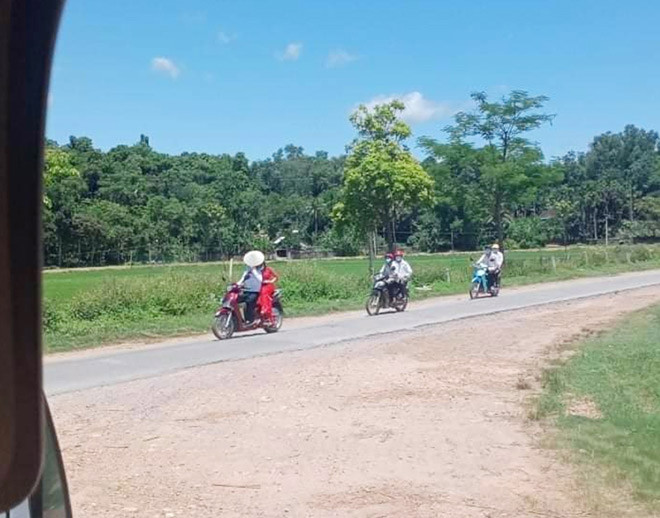 Một lễ rước dâu vắng vẻ khác chỉ vỏn vẹn 6 người ở Nghệ An gồm cô dâu, chú rể và 4 người thân hai bên nội, ngoại. Ảnh: Tổng hợp