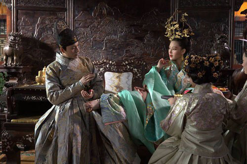 Lao Ái tư thông với thái hậu và có hai con riêng. Một lần, Lao Ái ngồi uống rượu với đại thần triều đình, say rượu mà nói răng mình là nghĩa phụ của Tần Thủy Hoàng. Chuyện đến tai hoàng đế Tần Thủy Hoàng, ông vô cùng tức giận và phái người điều tra.