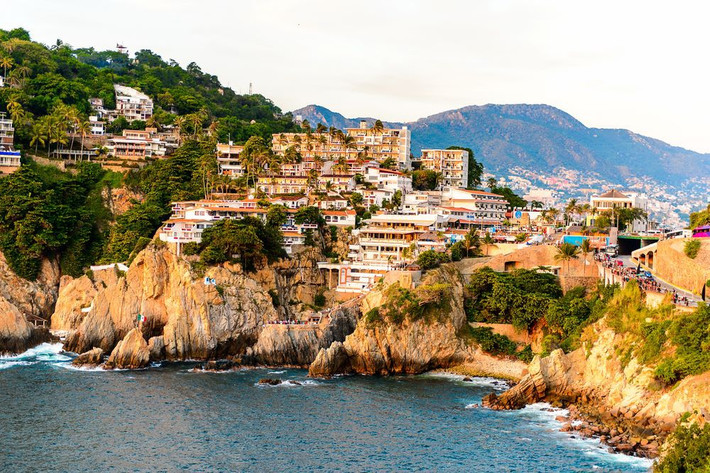 Acapulco, Mexico: Đây là từng được coi là "mảnh đất hái ra tiền" của Mexico nhờ sức hút từ những khu nghỉ dưỡng sang trọng nằm rải rác quanh vùng biển. Địa điểm này cũng là lựa chọn hàng đầu của nhiều sao Hollywood và triệu phú. Nhưng hiện nay khu vực đã không giữ được sự yên bình đó. Với tỷ lệ giết người cao, khách du lịch dù dũng cảm đến đâu cũng khó có thể tận hưởng kỳ nghỉ tại đây. Ảnh: Shutter.