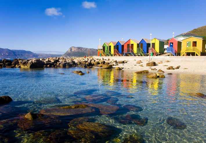 Cape Town, Nam Phi: Thành phố nổi tiếng với nhiều cảnh quan thiên nhiên rực rỡ, các bến cảng tươi đẹp, núi Bàn đi liền với tên gọi “Bàn ăn của Chúa”, và danh lam thắng cảnh tại khu vực giữa Ấn Độ Dương và Đại Tây Dương. Được thiên nhiên dành nhiều ưu ái, nơi đây được coi là một trong những thành phố đẹp nhất toàn cầu, thu hút đông đảo khách du lịch. Dù vậy, thành phố này cũng nổi tiếng với những khu ổ chuột nghèo và tỷ lệ tội phạm cao. Do đó, du khách nên cảnh giác và không bao giờ để lộ đồ vật có giá trị. Ảnh: Andrea.