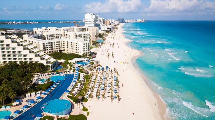 Cancun, Mexico: Thành phố quyến rũ này sở hữu nhiều bãi tắm đẹp, những khu rừng nhiệt đới, văn hóa địa phương đặc sắc và nhiều lễ hội sôi nổi trong mùa hè. Tuy nhiên, bạo lực nổ ra trong khu vực kể từ đầu năm đến nay đã cướp đi sinh mạng hơn 100 người, nâng tỷ lệ giết người của thành phố lên tới 64,47 trên 100.000 người. Bạo lực đến từ các băng đảng buôn bán ma túy đã gây mối quan ngại cho khách du lịch. Ảnh: Shutter.