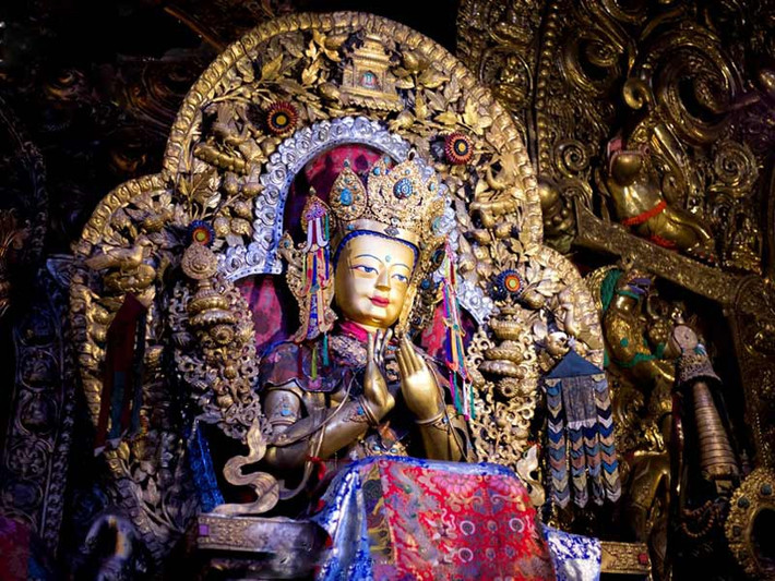 Lakhang Chenmo là sảnh chính của tu viện. Với diện tích khoảng 5.800 m2 Lakhang Chenmo có thể chứa được 10.000 nhà sư tụng kinh cùng một lúc. Bên trong sảnh, du khách được chiêm ngưỡng tượng 3 vị Phật - Dipamkarara, Sakyamuni và Maitreya - và 5 nhà sáng lập của Sakyapa. Ảnh: Tibet Vista.