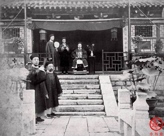 Năm 1886, Thuần Thân vương Dịch Hoàn tuân lệnh Từ Hi Thái hậu đi tuần tra hạm đội Bắc Dương, một trong bốn hạm đội hiện đại của hải quân Trung Quốc vào cuối thời nhà Thanh. Khi đi ngang Hải Quang tự ở Thiên Tân, Thuần Thân vương Dịch Hoàn đã chụp ảnh cùng Tổng đốc Trực Lệ lúc bấy giờ, đại thần Lý Hồng Chương và Đô thống Thiện Khánh. Ảnh chụp chung các vị quan cuối thời nhà Thanh.